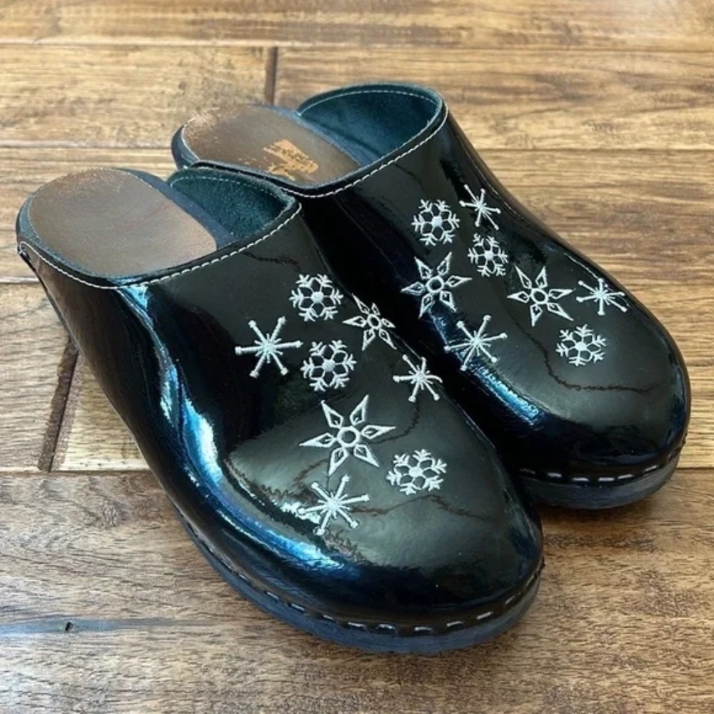 Hanna Andersson Black Patent Leather Snowflake Clogs Mules Slip on Shoes Size 40